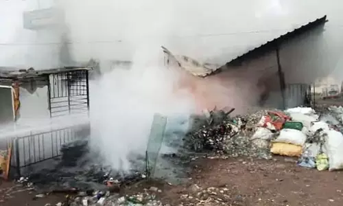 कबाड़ी दुकान में आगजनी की घटना, लाखों का सामान जलकर राख कबाड़ी दुकान में आगजनी की घटना, लाखों का सामान जलकर राख
