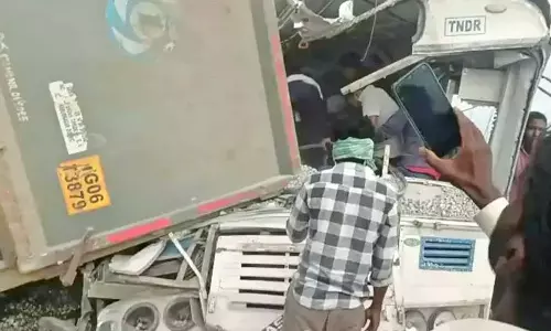 Telangana के रंगारेड्डी में बस-ट्रक की टक्कर में 15 लोगों की मौत Telangana के रंगारेड्डी में बस-ट्रक की टक्कर में 15 लोगों की मौत