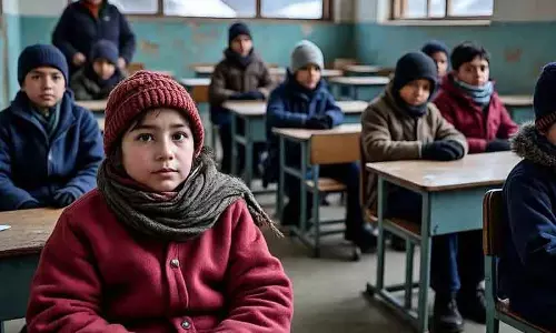 Kashmir के स्कूलों में नए शैक्षणिक सत्र की शुरुआत पुरानी समस्याओं के साथ हुई Kashmir के स्कूलों में नए शैक्षणिक सत्र की शुरुआत पुरानी समस्याओं के साथ हुई