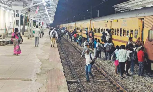 Tamil Nadu से गुजरने वाली 5 एक्सप्रेस ट्रेनों में अस्थायी रूप से अतिरिक्त डिब्बे जोड़े गए Tamil Nadu से गुजरने वाली 5 एक्सप्रेस ट्रेनों में अस्थायी रूप से अतिरिक्त डिब्बे जोड़े गए