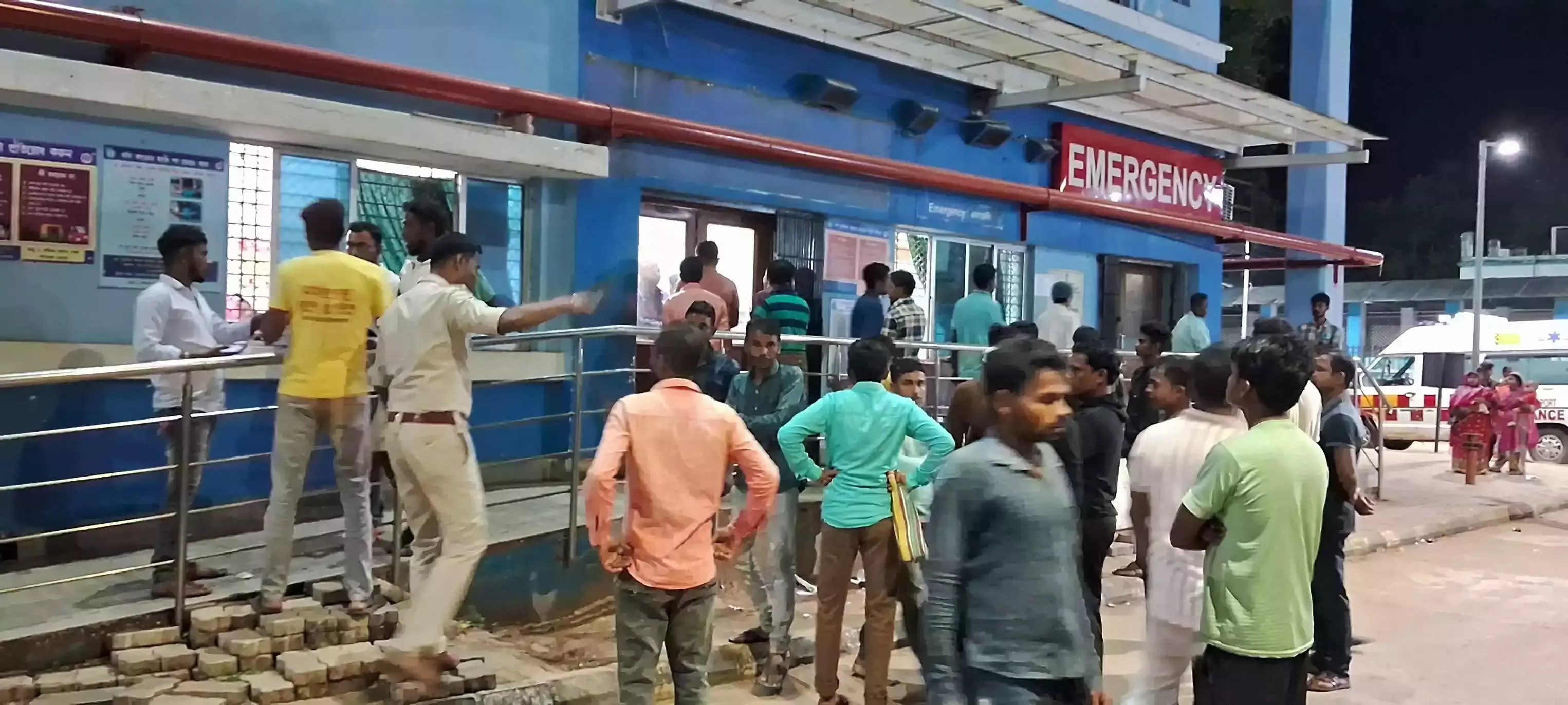 West Midnapore: अनियंत्रित वाहन ने मचाई तबाही, चार घायल West Midnapore: अनियंत्रित वाहन ने मचाई तबाही, चार घायल