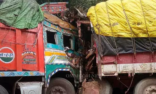 Devgarh Road पर ट्रकों की टक्कर में एक की मौत, दूसरा गंभीर
