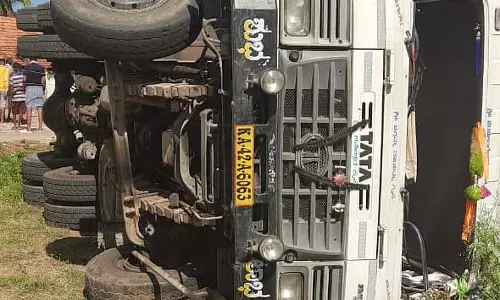 Karnataka : रेत से भरा टिपर पलटा, बिजली का खंभा टूट गया