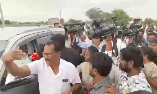 Chevella बस दुर्घटना, विधायक के दौरे के दौरान स्थानीय लोगों के विरोध प्रदर्शन से दुर्घटनास्थल पर तनाव Chevella बस दुर्घटना, विधायक के दौरे के दौरान स्थानीय लोगों के विरोध प्रदर्शन से दुर्घटनास्थल पर तनाव