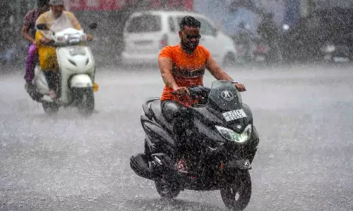 बेमौसम बारिश से गुजरात में जनजीवन अस्त-व्यस्त