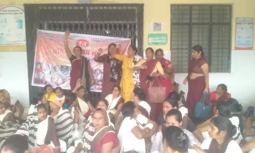 Bareilly: बकाया राशि के भुगतान की मांग पर आशा वर्कर उतरीं सड़कों पर Bareilly: बकाया राशि के भुगतान की मांग पर आशा वर्कर उतरीं सड़कों पर