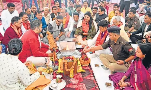 Bareilly: चौबारी मेले में हवन-पूजन के साथ शुभारंभ, सजी दुकानें और झूले