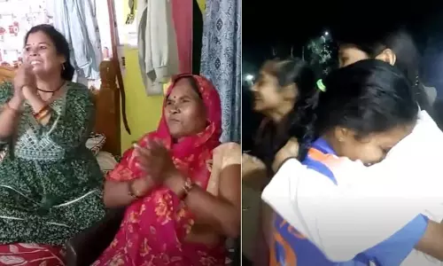क्रांति गौड़ के परिवार ने साउथ अफ्रीका पर भारत की ऐतिहासिक जीत के बाद ढोल-नगाड़े बजाकर जश्न मनाया