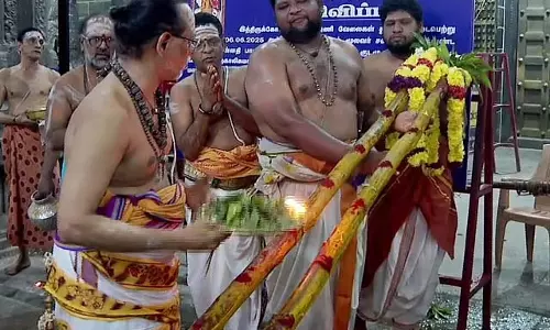 Tamil Nadu : कांचीपुरम के एकांबरनाथ मंदिर में बंधकाल पौधारोपण समारोह Tamil Nadu : कांचीपुरम के एकांबरनाथ मंदिर में बंधकाल पौधारोपण समारोह