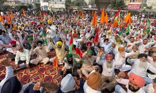 Ludhiana: बिजली कर्मचारियों ने मंत्री के आवास के बाहर किया प्रदर्शन