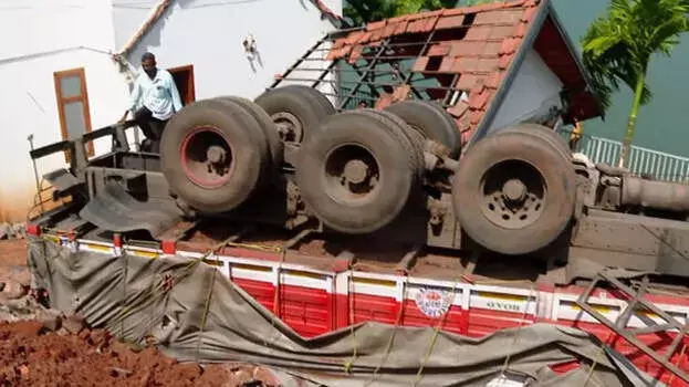 kerala: कोझिकोड में सड़क धंसने के बाद खड़ी लॉरी घर पर गिर गई kerala: कोझिकोड में सड़क धंसने के बाद खड़ी लॉरी घर पर गिर गई