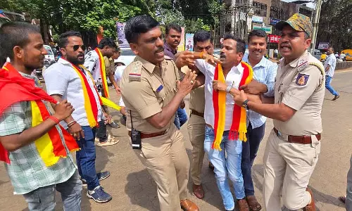 MES के खिलाफ विरोध प्रदर्शन: कन्नड़ कार्यकर्ताओं को पुलिस ने हिरासत में लिया MES के खिलाफ विरोध प्रदर्शन: कन्नड़ कार्यकर्ताओं को पुलिस ने हिरासत में लिया