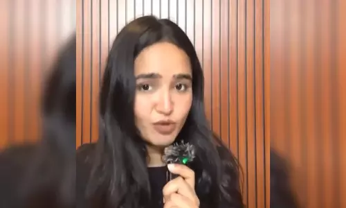 पर्यटक ने अपने साथ हुई बदसलूकी की कहानी सोशल मीडिया पर सुनाई, वीडियो वायरल हुआ तो हरकत में आई पुलिस पर्यटक ने अपने साथ हुई बदसलूकी की कहानी सोशल मीडिया पर सुनाई, वीडियो वायरल हुआ तो हरकत में आई पुलिस