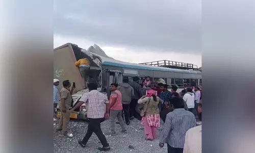 BRS प्रमुख KCR ने रंगारेड्डी बस-ट्रक टक्कर पर दुख व्यक्त किया BRS प्रमुख KCR ने रंगारेड्डी बस-ट्रक टक्कर पर दुख व्यक्त किया