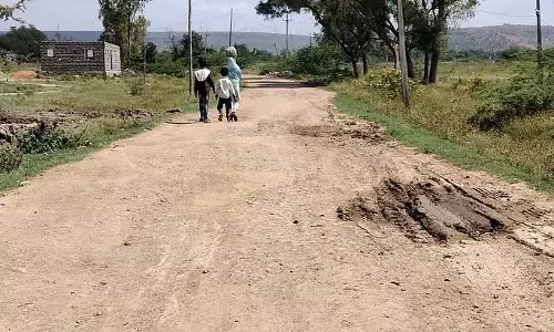 खराब सड़कें: यात्री परेशान खराब सड़कें: यात्री परेशान