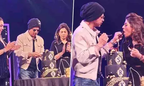 Shah Rukh Khan 60 वर्ष के, जन्मदिन पर फैंस संग काटा सुनहरा केक