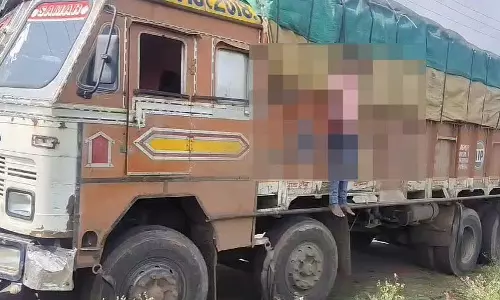 जबलपुर रोड पर खड़े ट्रक से ड्राइवर लटका हुआ मिला; स्थानीय ग्रामीण हैरान