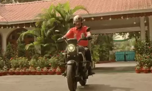 CM साय ने स्पोर्ट्स बाइक चलाया, युवाओं को दिया रोड सेफ्टी का संदेश CM साय ने स्पोर्ट्स बाइक चलाया, युवाओं को दिया रोड सेफ्टी का संदेश