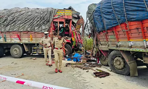 ट्रकों के बीच आमने-सामने की टक्कर; दो लोगों की मौत