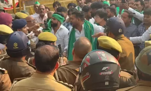 Noida प्राधिकरण कार्यालय के बाहर किसानों की सुरक्षाकर्मियों से झड़प