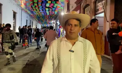 Mexican mayor कार्लोस मंज़ो की डे ऑफ द डेड कार्यक्रम के दौरान गोली मारकर हत्या Mexican mayor कार्लोस मंज़ो की डे ऑफ द डेड कार्यक्रम के दौरान गोली मारकर हत्या