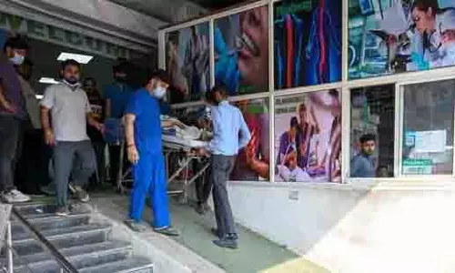नोएडा: शॉर्ट-सर्किट से ऑक्सीजन पाइप लीक, ICU के मरीज बाल-बाल बचे