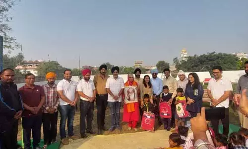 Rampura के 100 बच्चों को स्कूल की आवश्यक सामग्री वितरित की गई