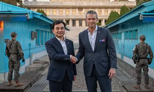अमेरिकी रक्षा सचिव हेगसेथ ने DMZ का दौरा कर South Korea-अमेरिका गठबंधन की ताकत दिखाई अमेरिकी रक्षा सचिव हेगसेथ ने DMZ का दौरा कर South Korea-अमेरिका गठबंधन की ताकत दिखाई