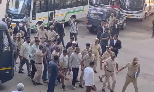Karnataka अदालत ने अभिनेता दर्शन और 16 अन्य पर हत्या मामले में आरोप तय किए Karnataka अदालत ने अभिनेता दर्शन और 16 अन्य पर हत्या मामले में आरोप तय किए