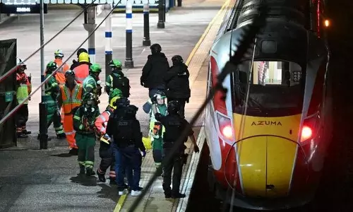 UK ट्रेन में चाकू हमले के आरोप में 32 साल के आदमी पर हत्या की कोशिश का मामला दर्ज UK ट्रेन में चाकू हमले के आरोप में 32 साल के आदमी पर हत्या की कोशिश का मामला दर्ज