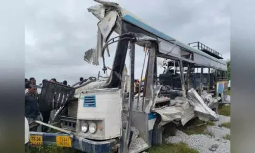 तेलंगाना के चेवेल्ला में ट्रक और RTC बस की आमने-सामने टक्कर में 21 लोगों की मौत तेलंगाना के चेवेल्ला में ट्रक और RTC बस की आमने-सामने टक्कर में 21 लोगों की मौत