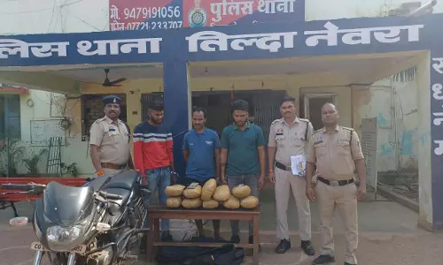 रायपुर में बाइक से 10.6 किलो गांजे की तस्करी, 3 तस्कर गिरफ्तार रायपुर में बाइक से 10.6 किलो गांजे की तस्करी, 3 तस्कर गिरफ्तार
