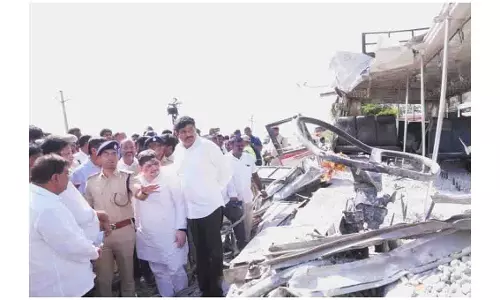 बस-ट्रक टक्कर: तेलंगाना ने 7 लाख रुपये की अनुग्रह राशि बस-ट्रक टक्कर: तेलंगाना ने 7 लाख रुपये की अनुग्रह राशि