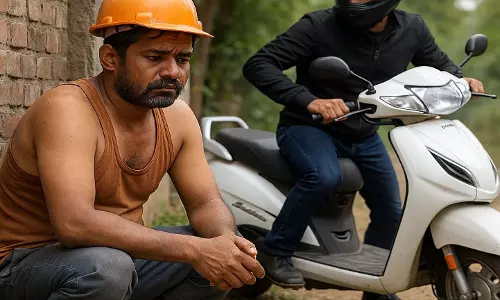 शौच करने गया मजदूर, पीछे से एक्टिवा चोरी
