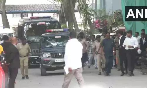 रेणुकास्वामी हत्याकांड: अभिनेता दर्शन और पवित्रा गौड़ा सहित 15 आरोपी कोर्ट में पेश रेणुकास्वामी हत्याकांड: अभिनेता दर्शन और पवित्रा गौड़ा सहित 15 आरोपी कोर्ट में पेश