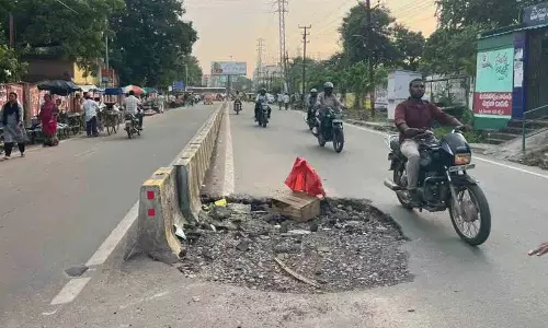 Hanumakonda बस स्टैंड रोड पर गड्ढों से सावधान रहें