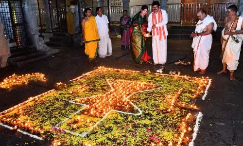 Ramalingeswara स्वामी मंदिर में भव्य दीपदान Ramalingeswara स्वामी मंदिर में भव्य दीपदान