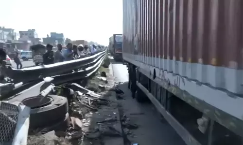 लोहा मंडी इलाके में ट्रॉली पलटने से 10 लोगों की मौत लोहा मंडी इलाके में ट्रॉली पलटने से 10 लोगों की मौत