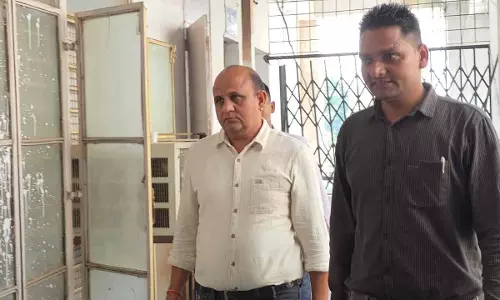 सामुदायिक स्वास्थ्य केंद्र के BMO और प्रभारी 10 हजार की रिश्वत लेते गिरफ्तार