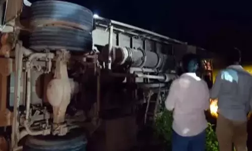 Eluru में निजी ट्रैवल्स की बस पलटी.. दो यात्रियों की मौत Eluru में निजी ट्रैवल्स की बस पलटी.. दो यात्रियों की मौत