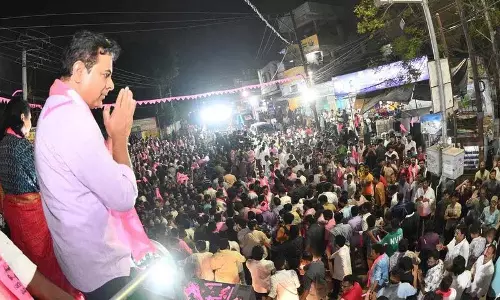 जुबली हिल्स उपचुनाव कार और बुलडोजर के बीच: KTR जुबली हिल्स उपचुनाव कार और बुलडोजर के बीच: KTR