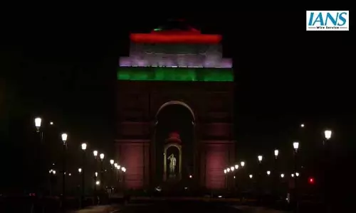 हवा में घुला धुंध का ज़हर, हल्की स्मॉग की परत से घिरा आसमान हवा में घुला धुंध का ज़हर, हल्की स्मॉग की परत से घिरा आसमान