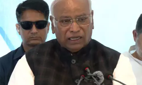 मल्लिकार्जुन खड़गे ने पटना रोड शो को लेकर NDA का मज़ाक उड़ाया