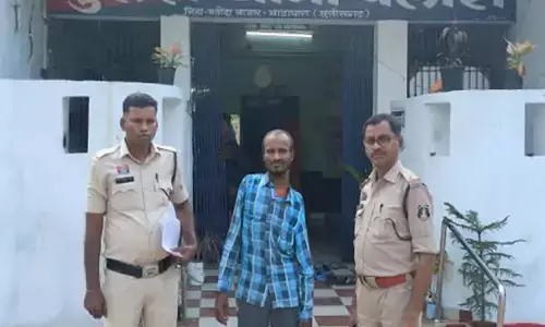 बुजुर्ग महिला पर उस्तरा से हमलाकर चांदी के लच्छे लूटने वाला नाई गिरफ्तार बुजुर्ग महिला पर उस्तरा से हमलाकर चांदी के लच्छे लूटने वाला नाई गिरफ्तार
