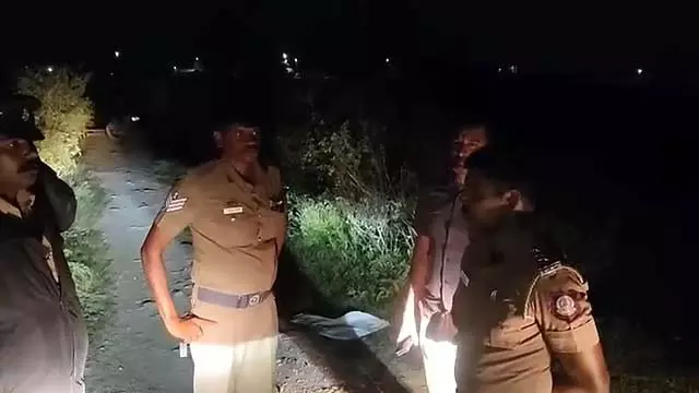 कोयंबटूर शूट-एंड-ग्रैब घटना: पुलिसकर्मी पर हंसिया से हमला किया गया कोयंबटूर शूट-एंड-ग्रैब घटना: पुलिसकर्मी पर हंसिया से हमला किया गया