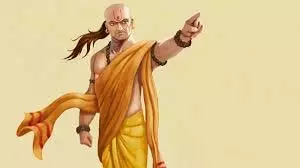 Chanakya Niti: इन 4 संकेतों से पहचानें, कौन उठा रहा है आपकी अच्छाई का फायदा Chanakya Niti: इन 4 संकेतों से पहचानें, कौन उठा रहा है आपकी अच्छाई का फायदा