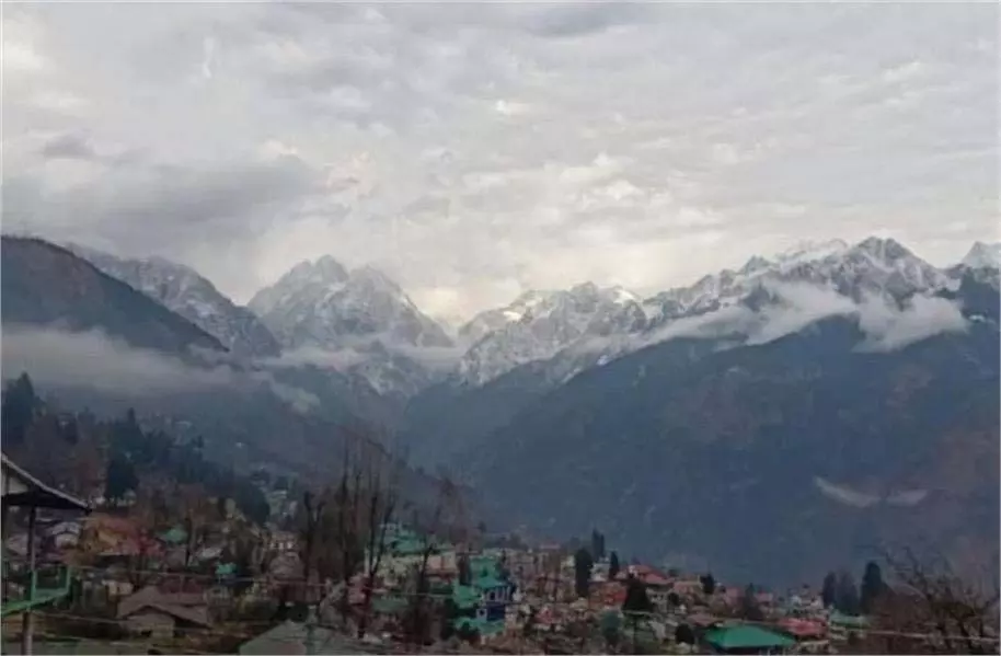 Uttarakhand: मौसम विभाग ने इन जिलों में बारिश और बर्फबारी का अनुमान जताया Uttarakhand: मौसम विभाग ने इन जिलों में बारिश और बर्फबारी का अनुमान जताया