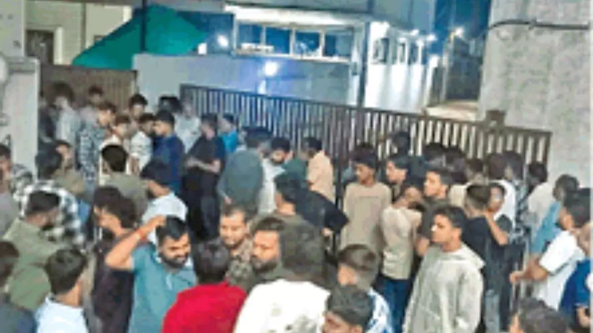 डिफेंडर कार से 2 करोड़ के जेवर चोरी, बेमेतरा हादसे में आया नया मोड़ डिफेंडर कार से 2 करोड़ के जेवर चोरी, बेमेतरा हादसे में आया नया मोड़
