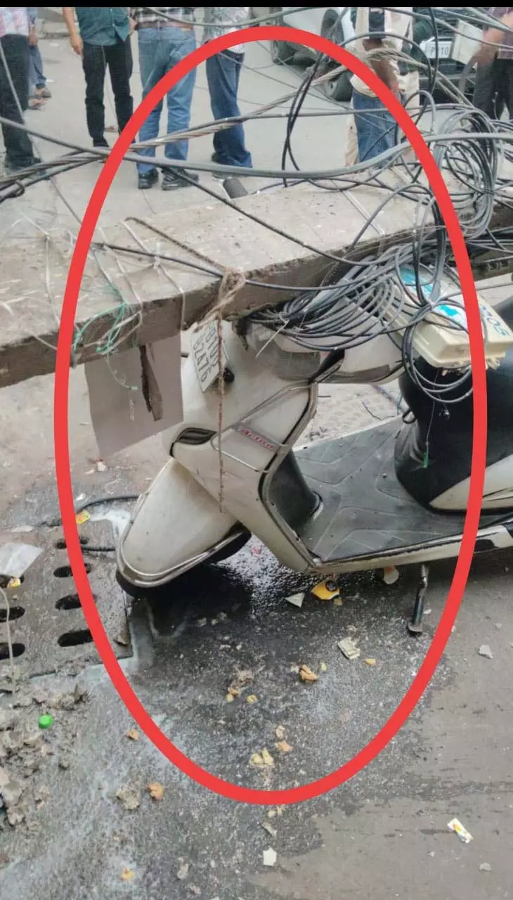 Ludhiana:ओवरलोड पिकअप के ड्राइवर ने बिजली के खंभे को मारी टक्कर जान बचाकर भागे लोग Ludhiana:ओवरलोड पिकअप के ड्राइवर ने बिजली के खंभे को मारी टक्कर जान बचाकर भागे लोग