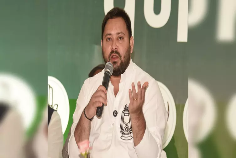 बिहार: चुनाव से पहले तेजस्वी यादव ने किया वादा, मकर संक्रांति को महिलाओं के खाते में भेजे जाएंगे 30,000 रुपए बिहार: चुनाव से पहले तेजस्वी यादव ने किया वादा, मकर संक्रांति को महिलाओं के खाते में भेजे जाएंगे 30,000 रुपए